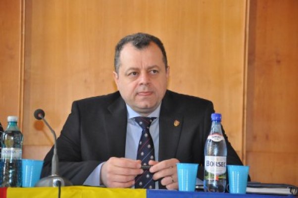 El este Mircea Banias. Credeţi că mai merită un mandat de senator?